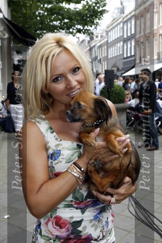 Amsterdam 22 augustus 2010
Grazia PC Catwalk op de pc hooftstraat. Tatjana met hondje
Peter Smulders bv