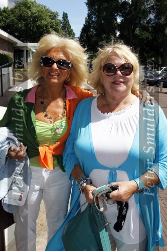 Amsterdam 6 juli 2010
Gordon viert zijn 42e verjaardag met een boot tocht door de amsterdamse grachten. Tineke de Nooij met Bea
Peter Smulders bv
