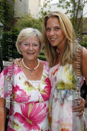 Amsterdam 9 juli 2010
Verjaardagsfeestje van Coco de Meyere . Veronica Risch met moeder
Peter Smulders bv