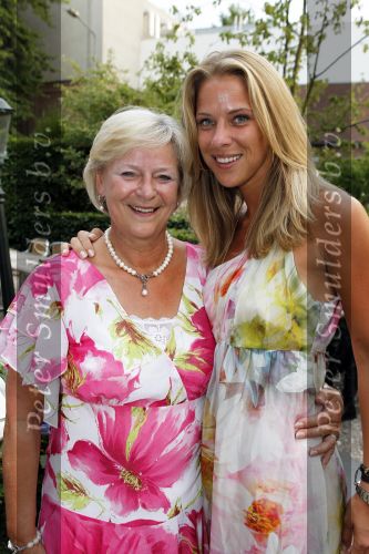 Amsterdam 9 juli 2010
Verjaardagsfeestje van Coco de Meyere . Veronica Risch met moeder
Peter Smulders bv