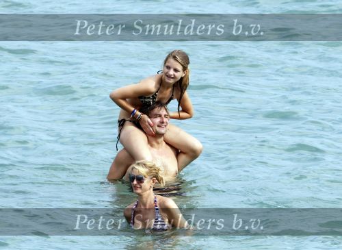 Ibiza 12 juli 2010
Victor Reinier met zijn dochter op vakantie op ibiza.
Peter Smulders bv