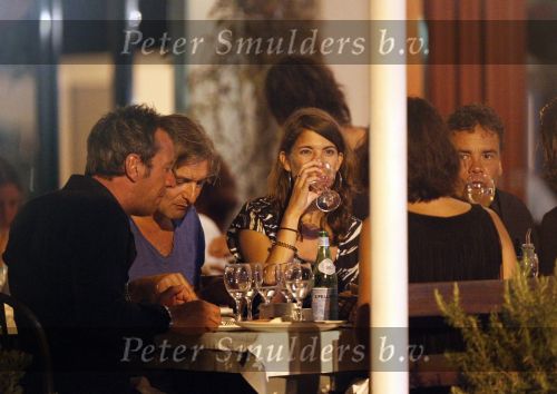 Ibiza 28 juli 2010
Victor Reinier met zijn nieuwe vriendin en vrienden aan het eten bij de italiaaan.
Peter Smulders bv
