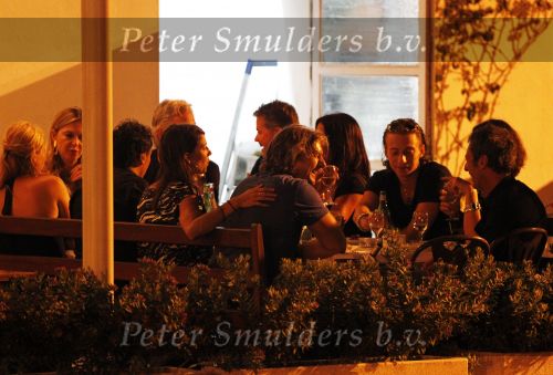 Ibiza 28 juli 2010
Victor Reinier met zijn nieuwe vriendin en vrienden aan het eten bij de italiaaan.
Peter Smulders bv