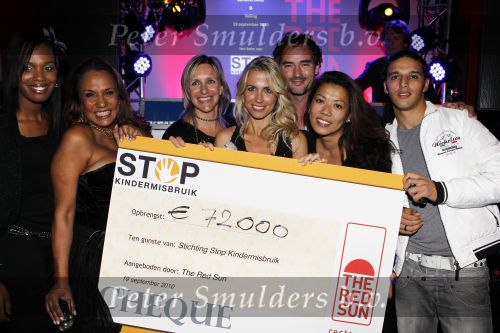 Amsterdam 19 september 2010
1 jarig bestaan van de Red Sun in Amsterdam. Er wordt geld ingezameld voor stop kindermisbruik. Vivian reys Patty Brard Wimmy Hu Ali B Patty Brard Jeroen Niewenhuize en Jasmine Sendar
Peter Smulders bv
