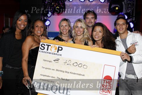 Amsterdam 19 september 2010
1 jarig bestaan van de Red Sun in Amsterdam. Er wordt geld ingezameld voor stop kindermisbruik. Vivian reys Patty Brard Wimmy Hu Ali B Patty Brard Jeroen Niewenhuize en Jasmine Sendar
Peter Smulders bv