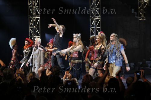 Utrecht 3 september 2010
Premiere We will rock you in het beatrix theater. De cast met oa John Vooijs Pia Douwes Marjolein Teepen Charly Luske en Brian May en Roger Tailer
Peter Smulders bv