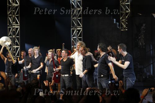 Utrecht 3 september 2010
Premiere We will rock you in het beatrix theater. De cast met oa John Vooijs Pia Douwes Marjolein Teepen Charly Luske en Brian May en Roger Tailer
Peter Smulders bv