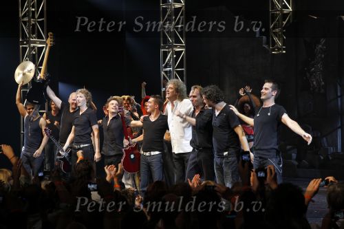 Utrecht 3 september 2010
Premiere We will rock you in het beatrix theater. De cast met oa John Vooijs Pia Douwes Marjolein Teepen Charly Luske en Brian May en Roger Tailer
Peter Smulders bv