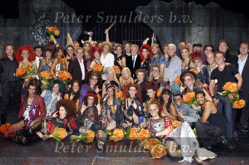 Utrecht 3 september 2010
Premiere We will rock you in het beatrix theater. De cast met oa John Vooijs Pia Douwes Marjolein Teepen Charly Luske en Brian May en Roger Tailer
Peter Smulders bv