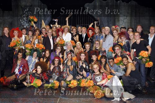 Utrecht 3 september 2010
Premiere We will rock you in het beatrix theater. De cast met oa John Vooijs Pia Douwes Marjolein Teepen Charly Luske en Brian May en Roger Tailer
Peter Smulders bv