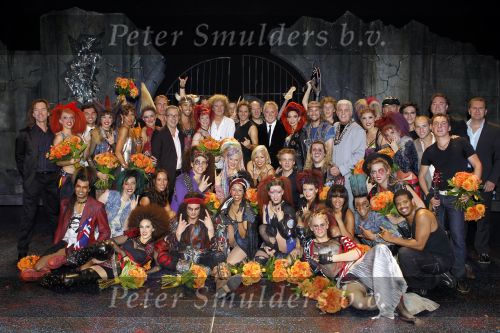 Utrecht 3 september 2010
Premiere We will rock you in het beatrix theater. De cast met oa John Vooijs Pia Douwes Marjolein Teepen Charly Luske en Brian May en Roger Tailer
Peter Smulders bv