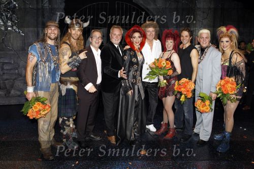 Utrecht 3 september 2010
Premiere We will rock you in het beatrix theater. De cast met oa John Vooijs Pia Douwes Marjolein Teepen Charly Luske en Brian May en Roger Tailer
Peter Smulders bv