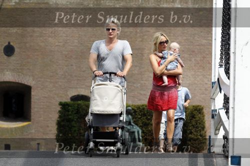 Weesp 3 juli 2010
Wendy v Dijk met Sem en Lizzy en Erland Galjaard op terras en op de boot.
Peter Smulders bv