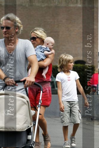 Weesp 3 juli 2010
Wendy v Dijk met Sem en Lizzy en Erland Galjaard op terras en op de boot.
Peter Smulders bv