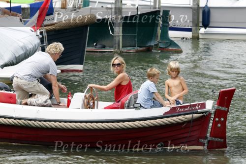 Weesp 3 juli 2010
Wendy v Dijk met Sem en Lizzy en Erland Galjaard op terras en op de boot.
Peter Smulders bv