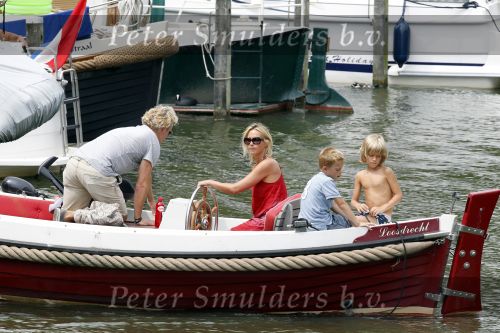 Weesp 3 juli 2010
Wendy v Dijk met Sem en Lizzy en Erland Galjaard op terras en op de boot.
Peter Smulders bv