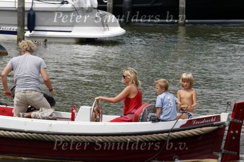 Weesp 3 juli 2010
Wendy v Dijk met Sem en Lizzy en Erland Galjaard op terras en op de boot.
Peter Smulders bv
