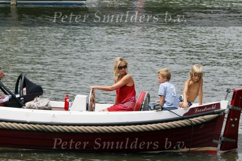 Weesp 3 juli 2010
Wendy v Dijk met Sem en Lizzy en Erland Galjaard op terras en op de boot.
Peter Smulders bv