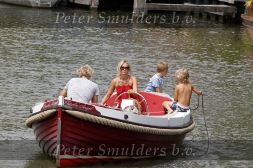 Weesp 3 juli 2010
Wendy v Dijk met Sem en Lizzy en Erland Galjaard op terras en op de boot.
Peter Smulders bv