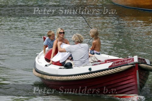 Weesp 3 juli 2010
Wendy v Dijk met Sem en Lizzy en Erland Galjaard op terras en op de boot.
Peter Smulders bv