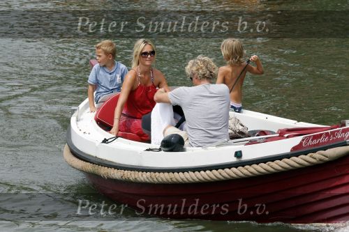 Weesp 3 juli 2010
Wendy v Dijk met Sem en Lizzy en Erland Galjaard op terras en op de boot.
Peter Smulders bv