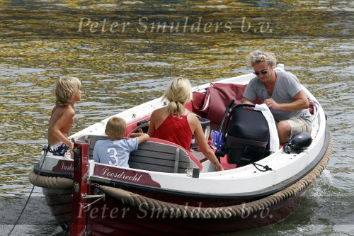 Weesp 3 juli 2010
Wendy v Dijk met Sem en Lizzy en Erland Galjaard op terras en op de boot.
Peter Smulders bv
