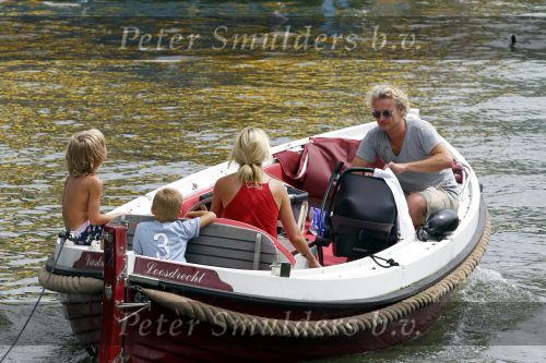 Weesp 3 juli 2010
Wendy v Dijk met Sem en Lizzy en Erland Galjaard op terras en op de boot.
Peter Smulders bv