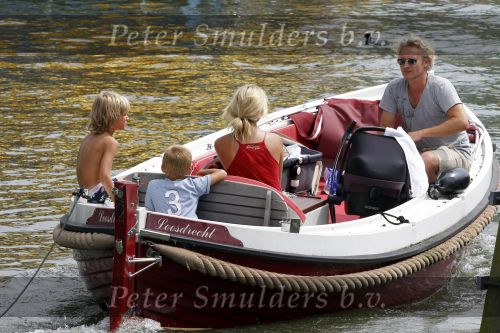 Weesp 3 juli 2010
Wendy v Dijk met Sem en Lizzy en Erland Galjaard op terras en op de boot.
Peter Smulders bv