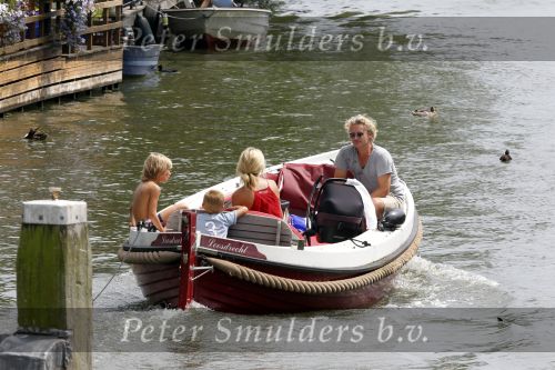 Weesp 3 juli 2010
Wendy v Dijk met Sem en Lizzy en Erland Galjaard op terras en op de boot.
Peter Smulders bv