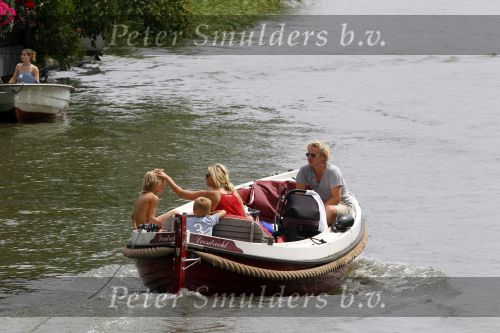 Weesp 3 juli 2010
Wendy v Dijk met Sem en Lizzy en Erland Galjaard op terras en op de boot.
Peter Smulders bv