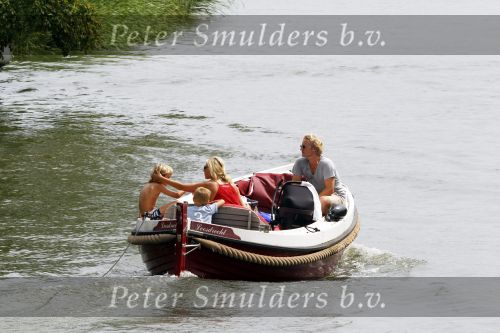 Weesp 3 juli 2010
Wendy v Dijk met Sem en Lizzy en Erland Galjaard op terras en op de boot.
Peter Smulders bv