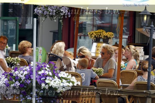 Weesp 3 juli 2010
Wendy v Dijk met Sem en Lizzy en Erland Galjaard op terras en op de boot.
Peter Smulders bv