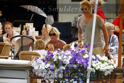 Weesp 3 juli 2010
Wendy v Dijk met Sem en Lizzy en Erland Galjaard op terras en op de boot.
Peter Smulders bv