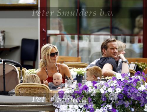 Weesp 3 juli 2010
Wendy v Dijk met Sem en Lizzy en Erland Galjaard op terras en op de boot.
Peter Smulders bv