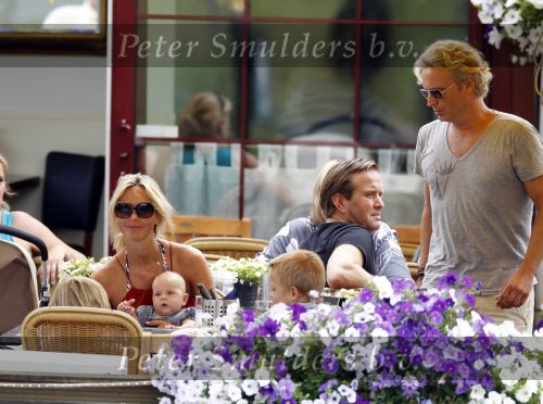 Weesp 3 juli 2010
Wendy v Dijk met Sem en Lizzy en Erland Galjaard op terras en op de boot.
Peter Smulders bv