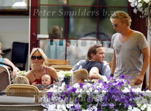 Weesp 3 juli 2010
Wendy v Dijk met Sem en Lizzy en Erland Galjaard op terras en op de boot.
Peter Smulders bv