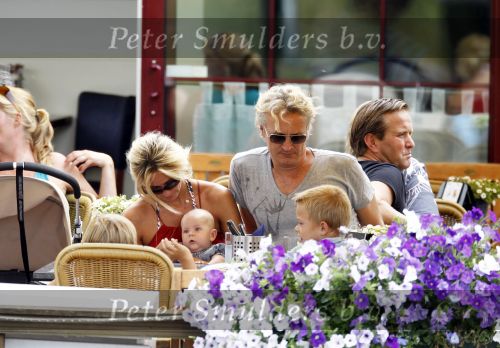 Weesp 3 juli 2010
Wendy v Dijk met Sem en Lizzy en Erland Galjaard op terras en op de boot.
Peter Smulders bv