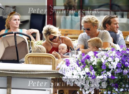 Weesp 3 juli 2010
Wendy v Dijk met Sem en Lizzy en Erland Galjaard op terras en op de boot.
Peter Smulders bv
