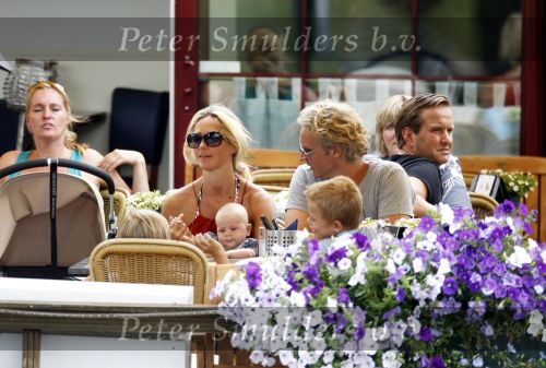 Weesp 3 juli 2010
Wendy v Dijk met Sem en Lizzy en Erland Galjaard op terras en op de boot.
Peter Smulders bv