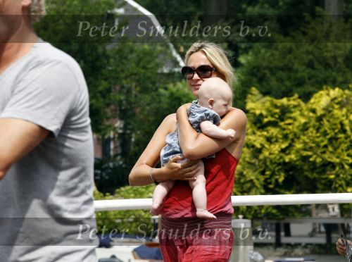Weesp 3 juli 2010
Wendy v Dijk met Sem en Lizzy en Erland Galjaard op terras en op de boot.
Peter Smulders bv