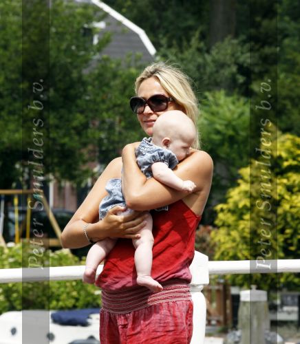 Weesp 3 juli 2010
Wendy v Dijk met Sem en Lizzy en Erland Galjaard op terras en op de boot.
Peter Smulders bv