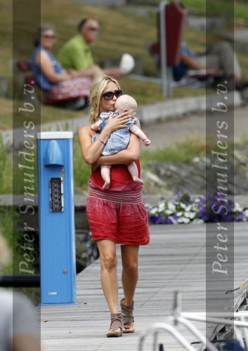 Weesp 3 juli 2010
Wendy v Dijk met Sem en Lizzy en Erland Galjaard op terras en op de boot.
Peter Smulders bv