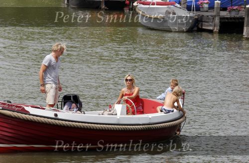 Weesp 3 juli 2010
Wendy v Dijk met Sem en Lizzy en Erland Galjaard op terras en op de boot.
Peter Smulders bv