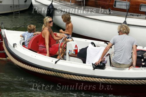 Weesp 3 juli 2010
Wendy v Dijk met Sem en Lizzy en Erland Galjaard op terras en op de boot.
Peter Smulders bv