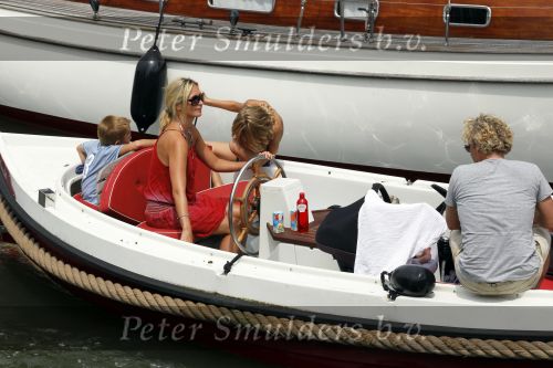 Weesp 3 juli 2010
Wendy v Dijk met Sem en Lizzy en Erland Galjaard op terras en op de boot.
Peter Smulders bv