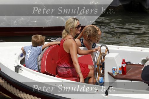 Weesp 3 juli 2010
Wendy v Dijk met Sem en Lizzy en Erland Galjaard op terras en op de boot.
Peter Smulders bv