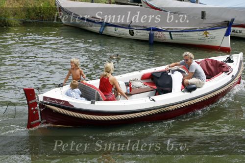 Weesp 3 juli 2010
Wendy v Dijk met Sem en Lizzy en Erland Galjaard op terras en op de boot.
Peter Smulders bv
