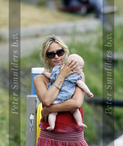 Weesp 3 juli 2010
Wendy v Dijk met Sem en Lizzy en Erland Galjaard op terras en op de boot.
Peter Smulders bv