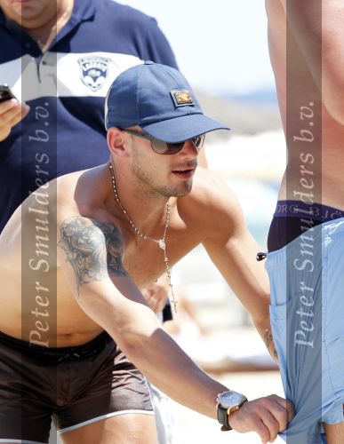 Ibiza 29 juli 2010
Yolanthe Sneijder Cabau en Wesley Sneijder vieren een gedeelte van hun huwelijksreis met vrienden op ibiza.
Peter Smulders bv
