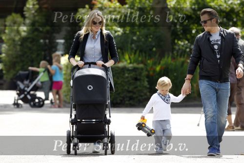 Amsterdam 5 augustus 2010
Renate Verbaan Winston Gerschtanowitz voor het eerst buiten met hun zoontje Benjamin en zoontje Julian.
Peter Smulders bv